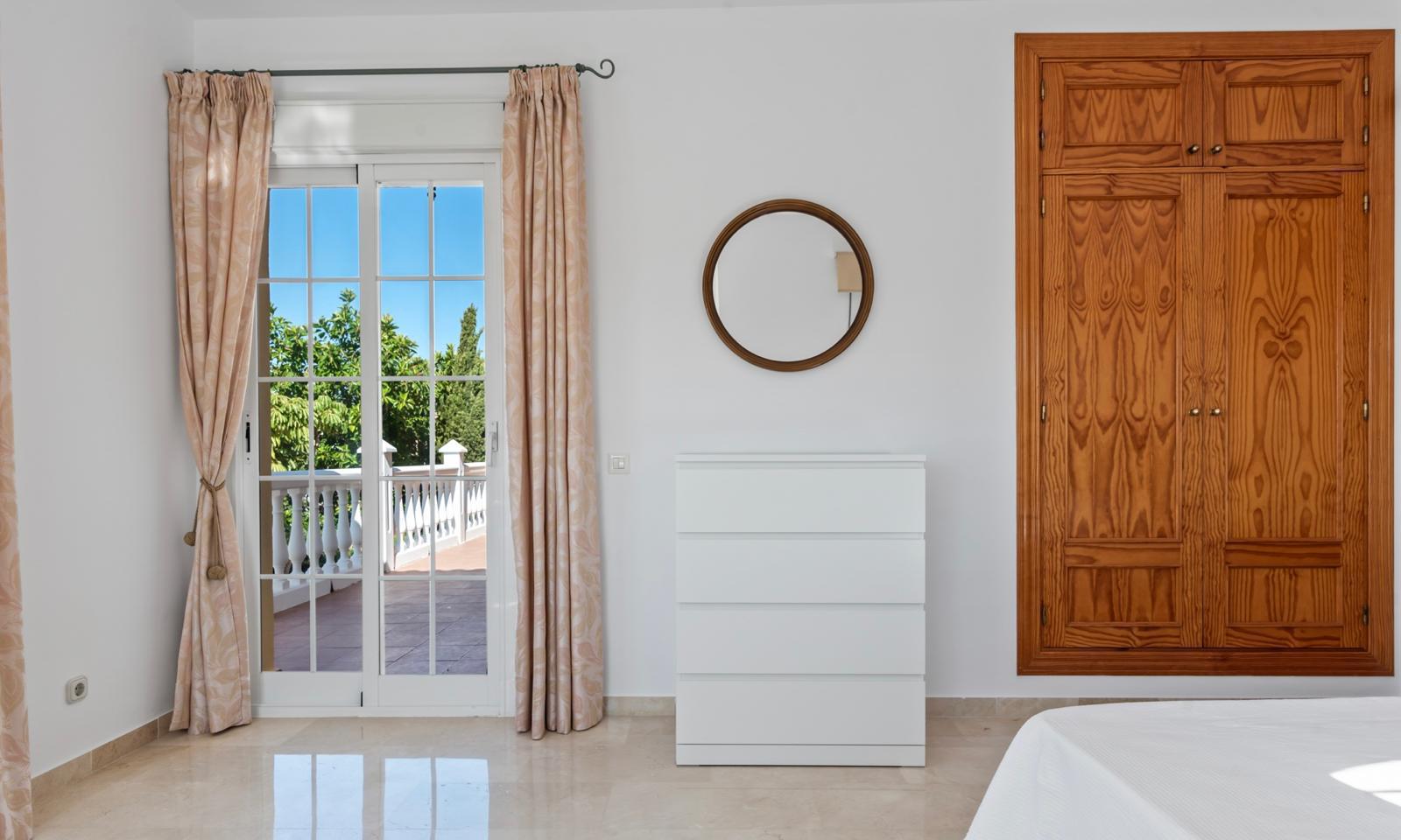 Exclusiva Villa a Pasos del Mar: El Refugio Perfecto en Marbella