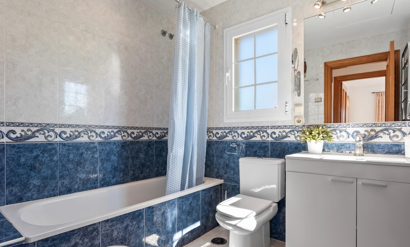 Exclusiva Villa a Pasos del Mar: El Refugio Perfecto en Marbella