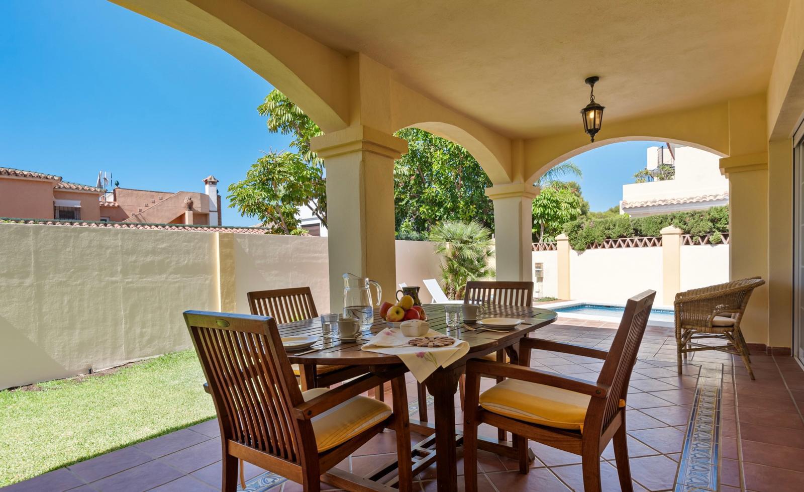 Exclusiva Villa a Pasos del Mar: El Refugio Perfecto en Marbella
