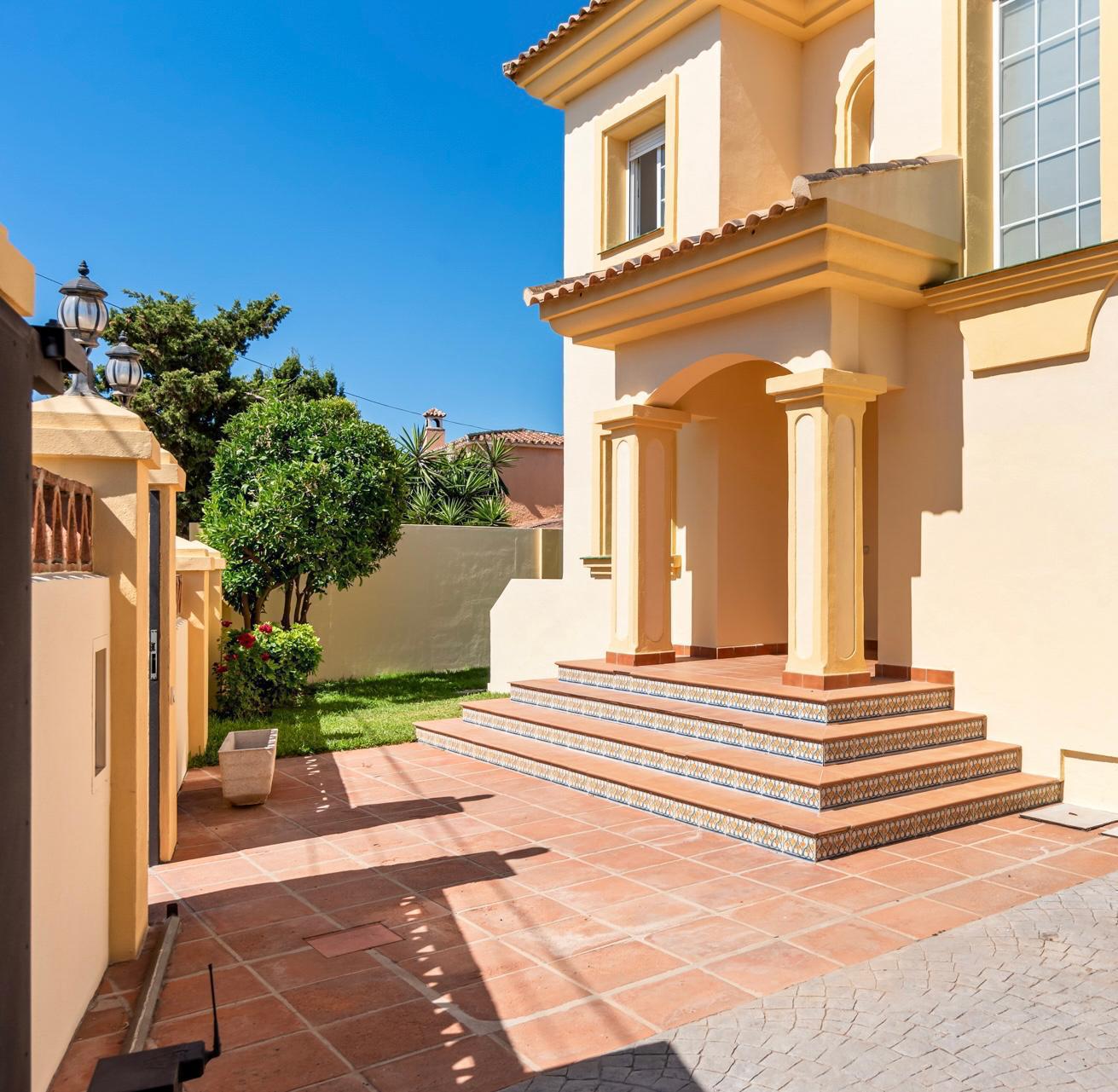 Exclusiva Villa a Pasos del Mar: El Refugio Perfecto en Marbella