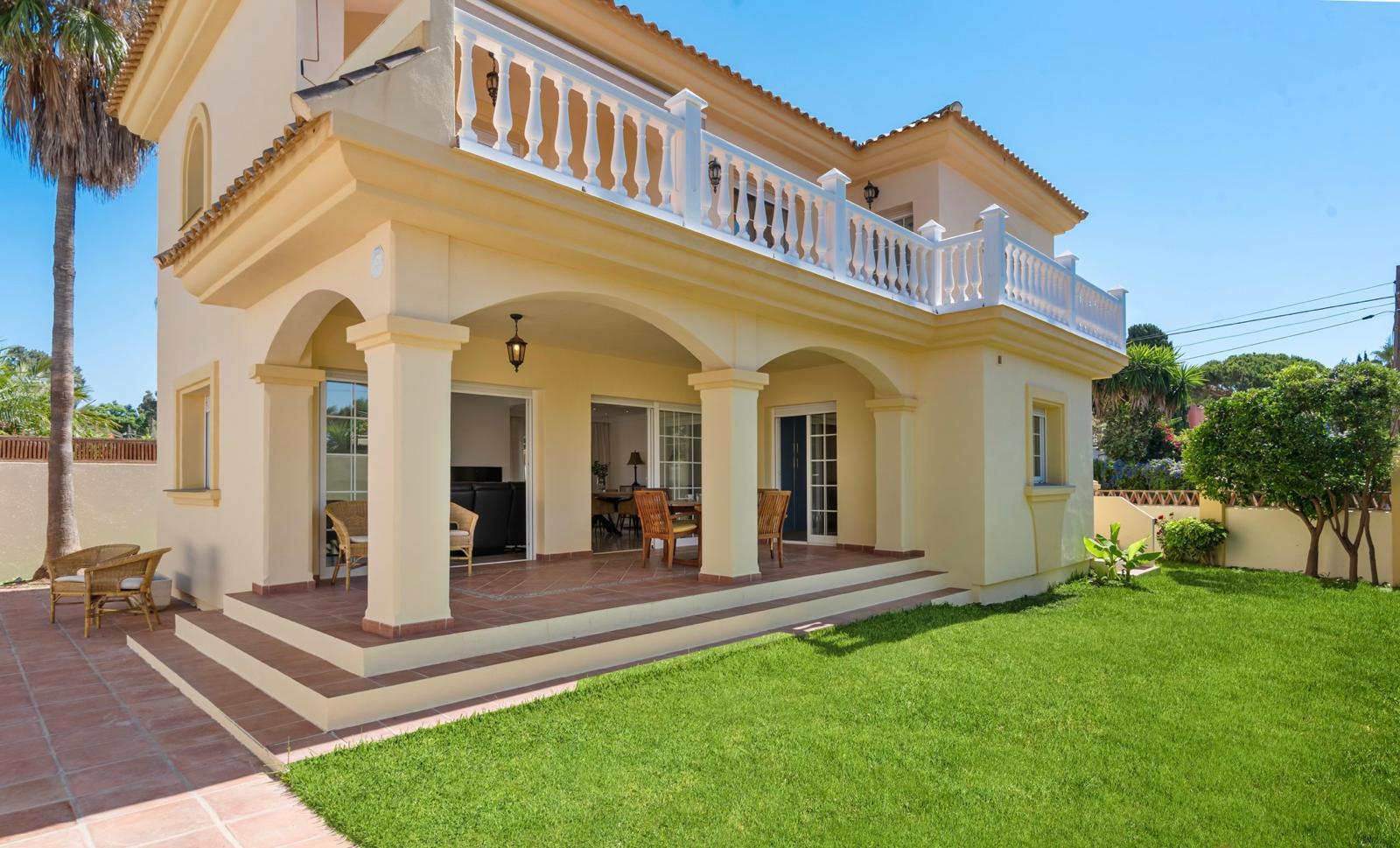Exclusiva Villa a Pasos del Mar: El Refugio Perfecto en Marbella