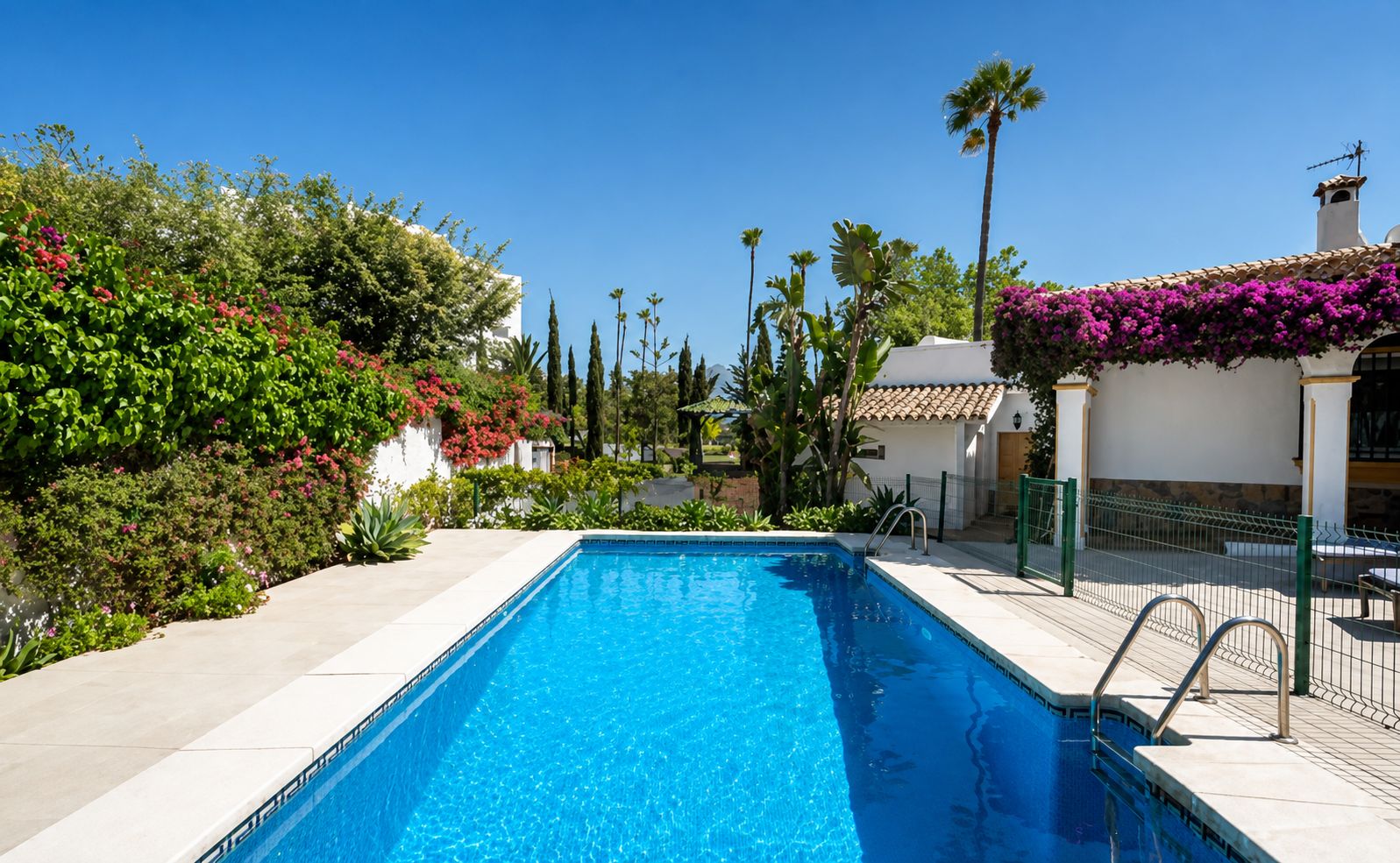 Villa with great potential just 50 meters from the golf course in Guadalmina.