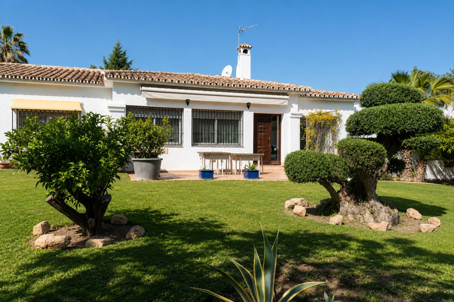 Villa with great potential just 50 meters from the golf course in Guadalmina.