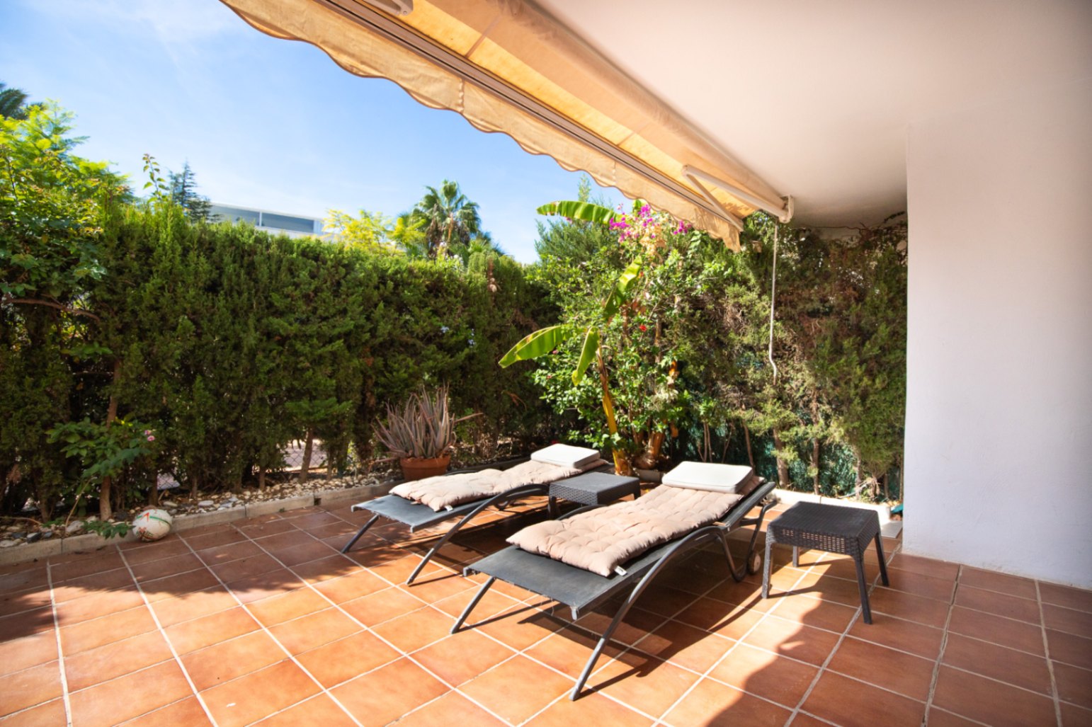 Se alquila bajo con gran terraza muy cerca de puerto banus