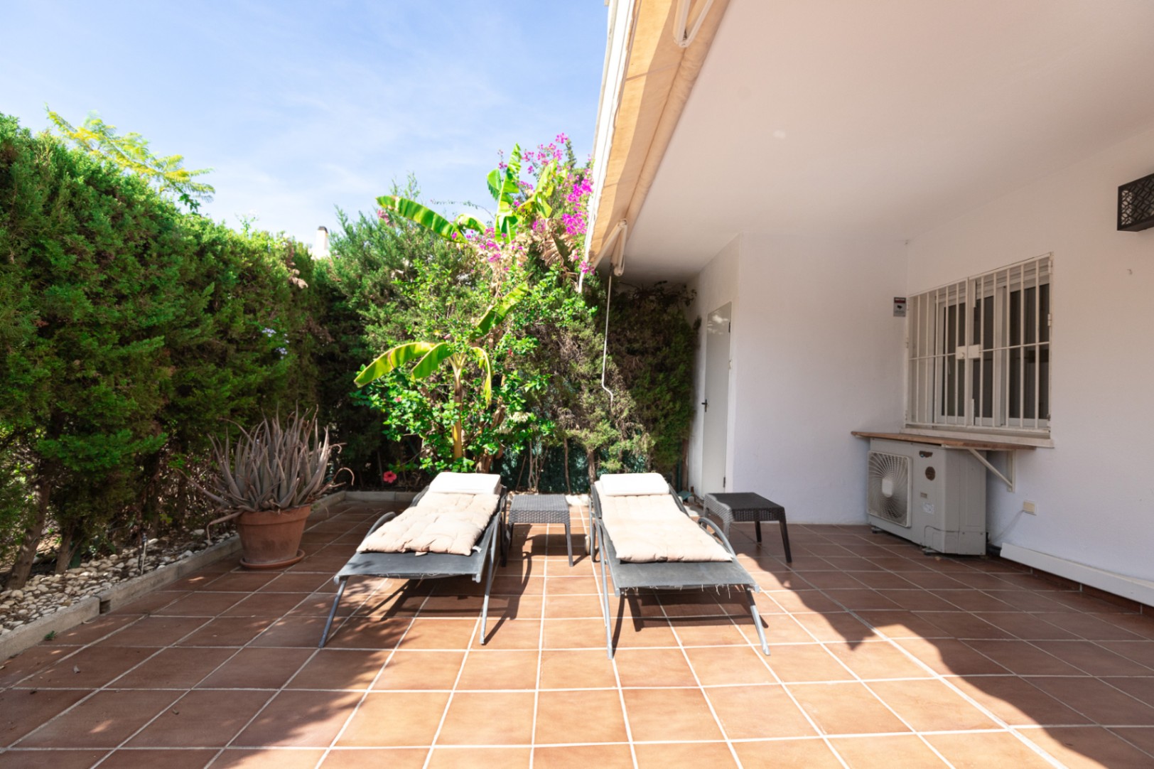 Se alquila bajo con gran terraza muy cerca de puerto banus