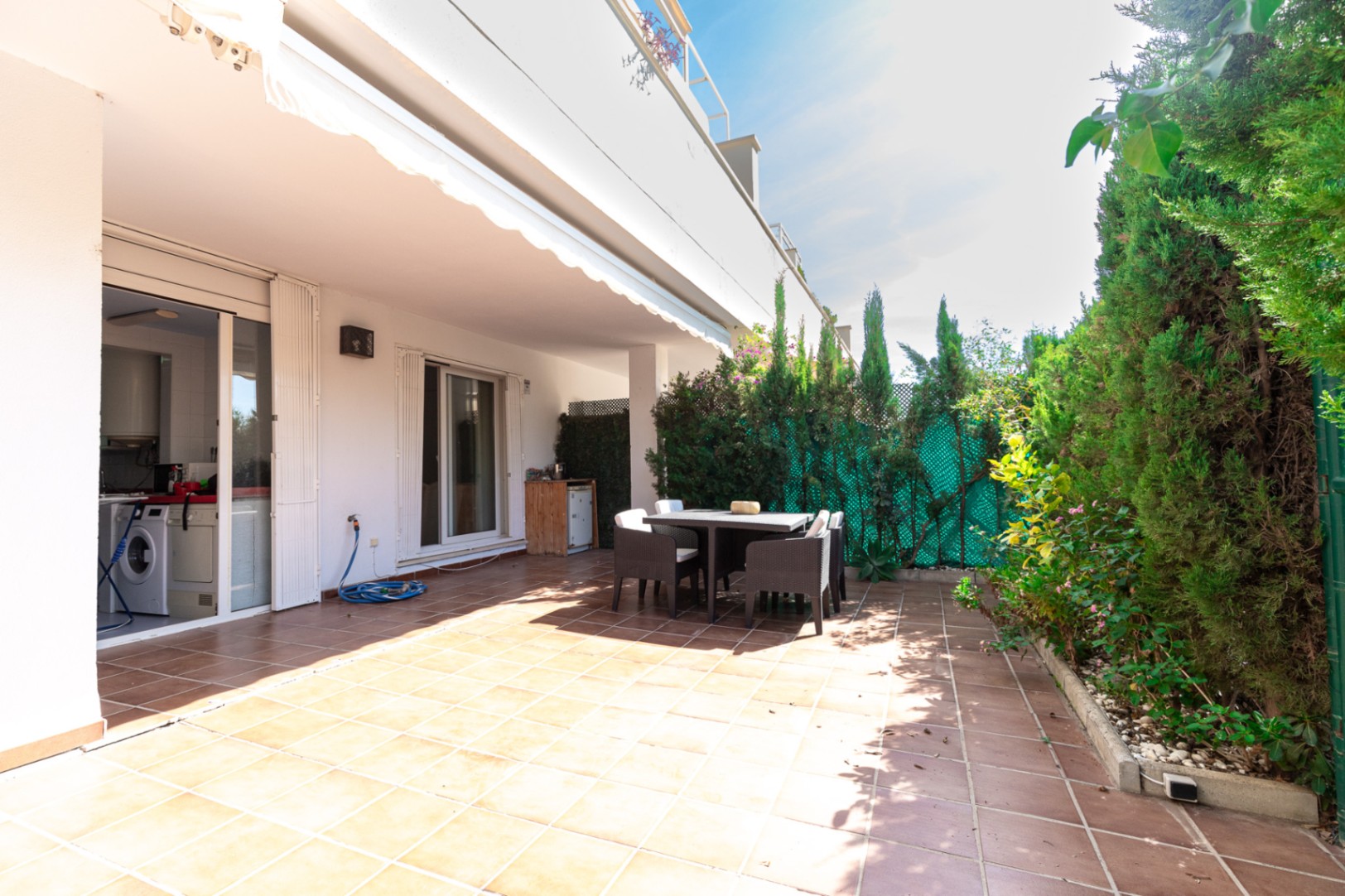 Se alquila bajo con gran terraza muy cerca de puerto banus