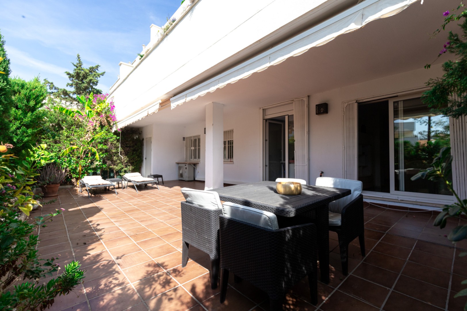 Se alquila bajo con gran terraza muy cerca de puerto banus