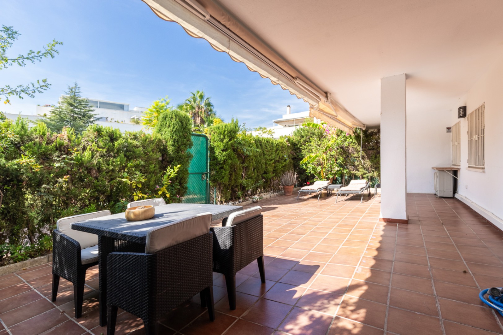 Se alquila bajo con gran terraza muy cerca de puerto banus