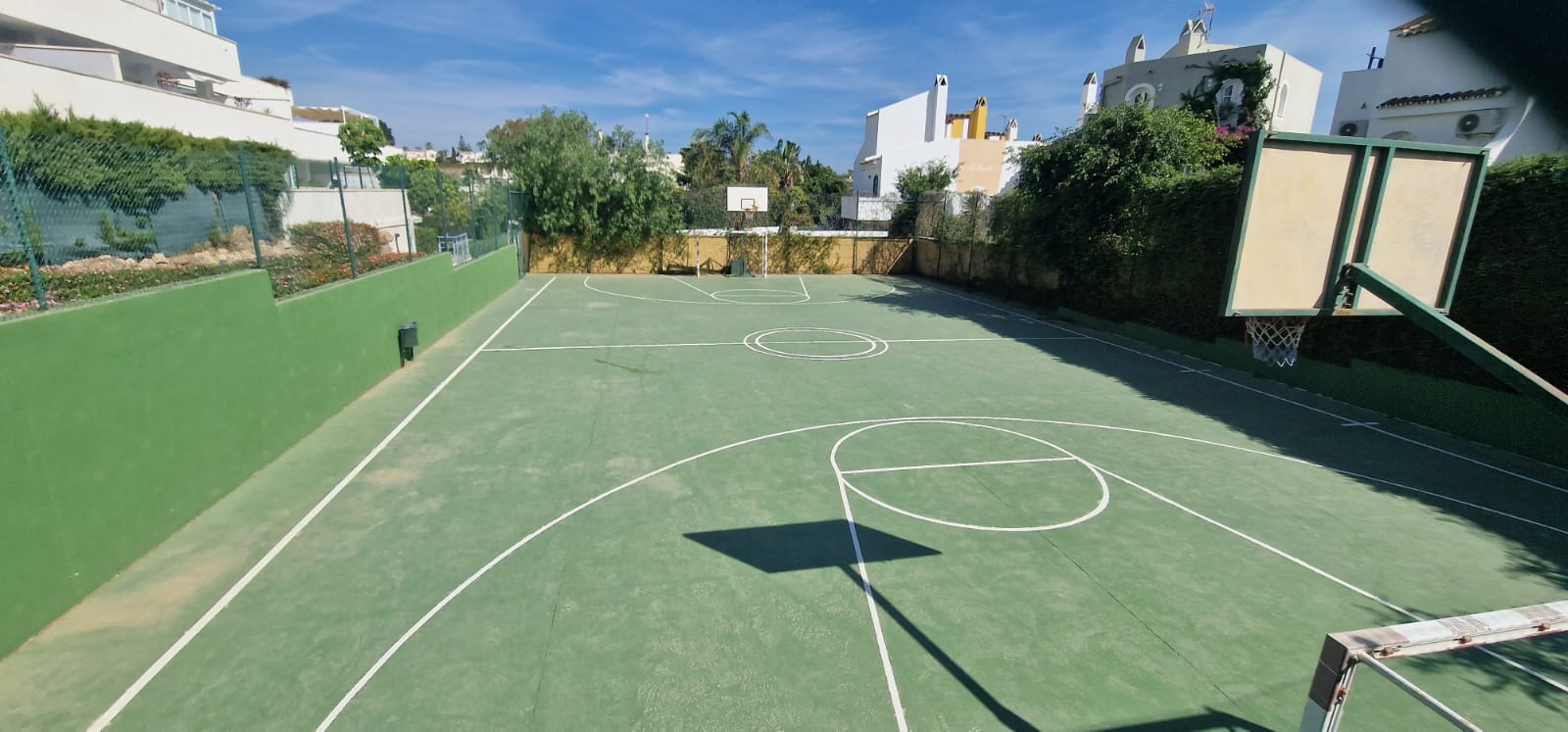 Se alquila bajo con gran terraza muy cerca de puerto banus