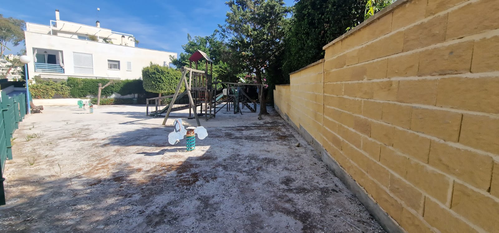 Se alquila bajo con gran terraza muy cerca de puerto banus