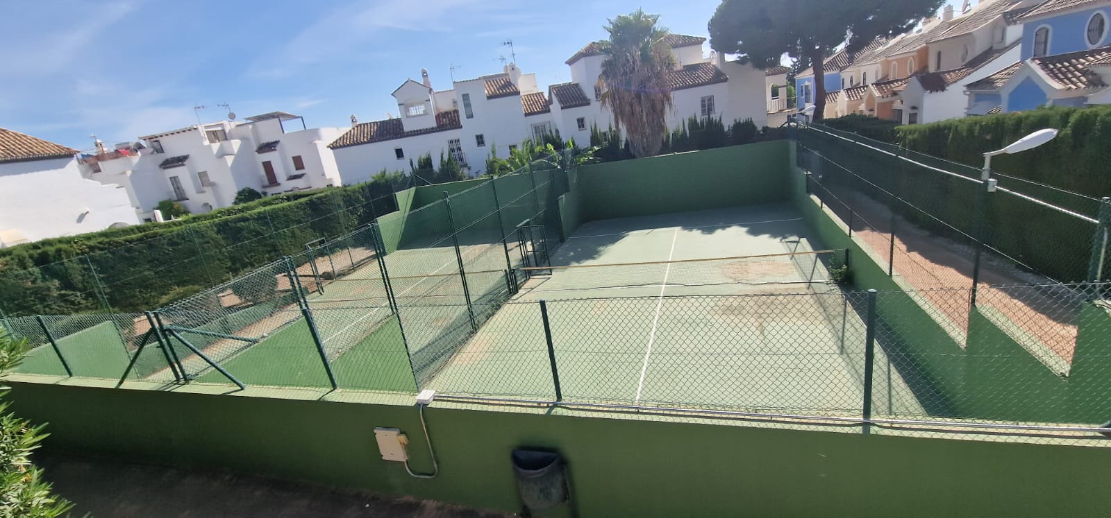 Se alquila bajo con gran terraza muy cerca de puerto banus