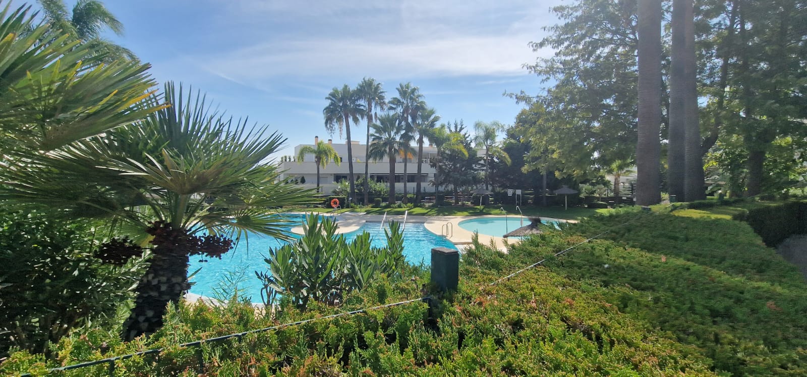 Se alquila bajo con gran terraza muy cerca de puerto banus