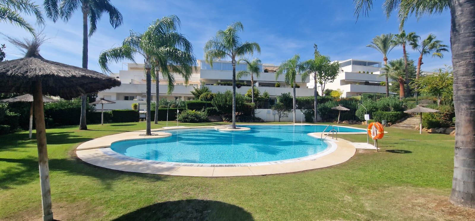 Se alquila bajo con gran terraza muy cerca de puerto banus