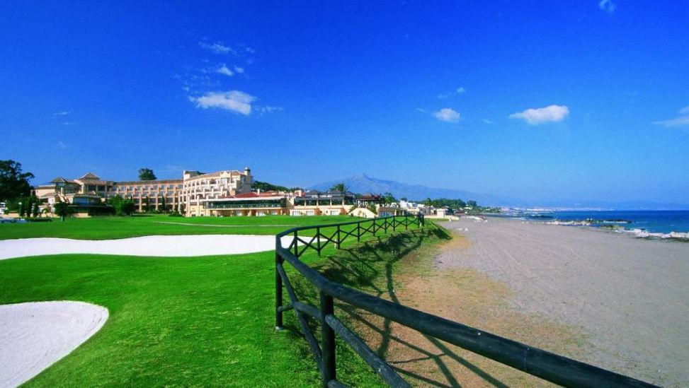 Se alquila este atico duplex a un paseo de la playa de guadalmina