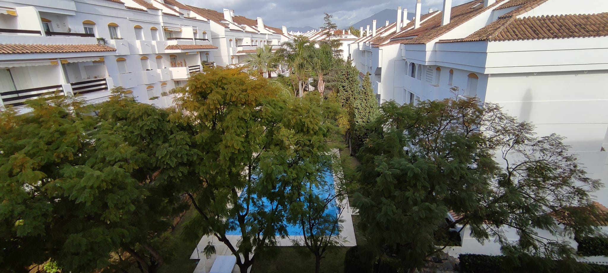 Se alquila este atico duplex a un paseo de la playa de guadalmina