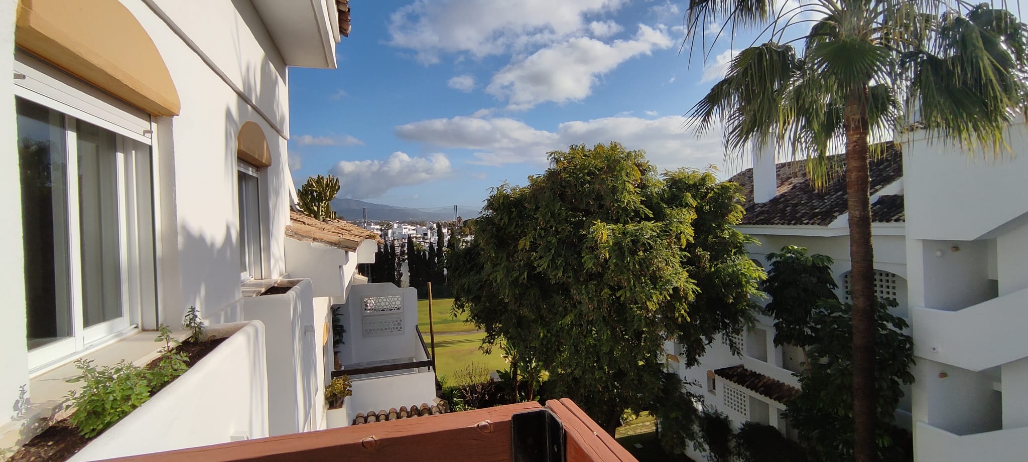 Se alquila este atico duplex a un paseo de la playa de guadalmina