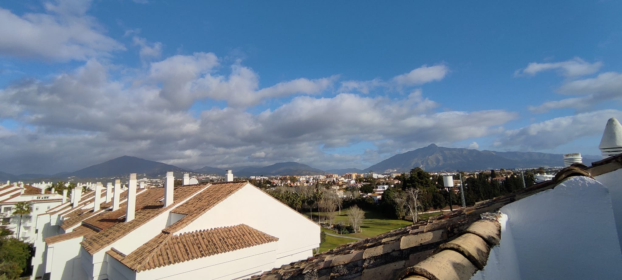 Se alquila este atico duplex a un paseo de la playa de guadalmina