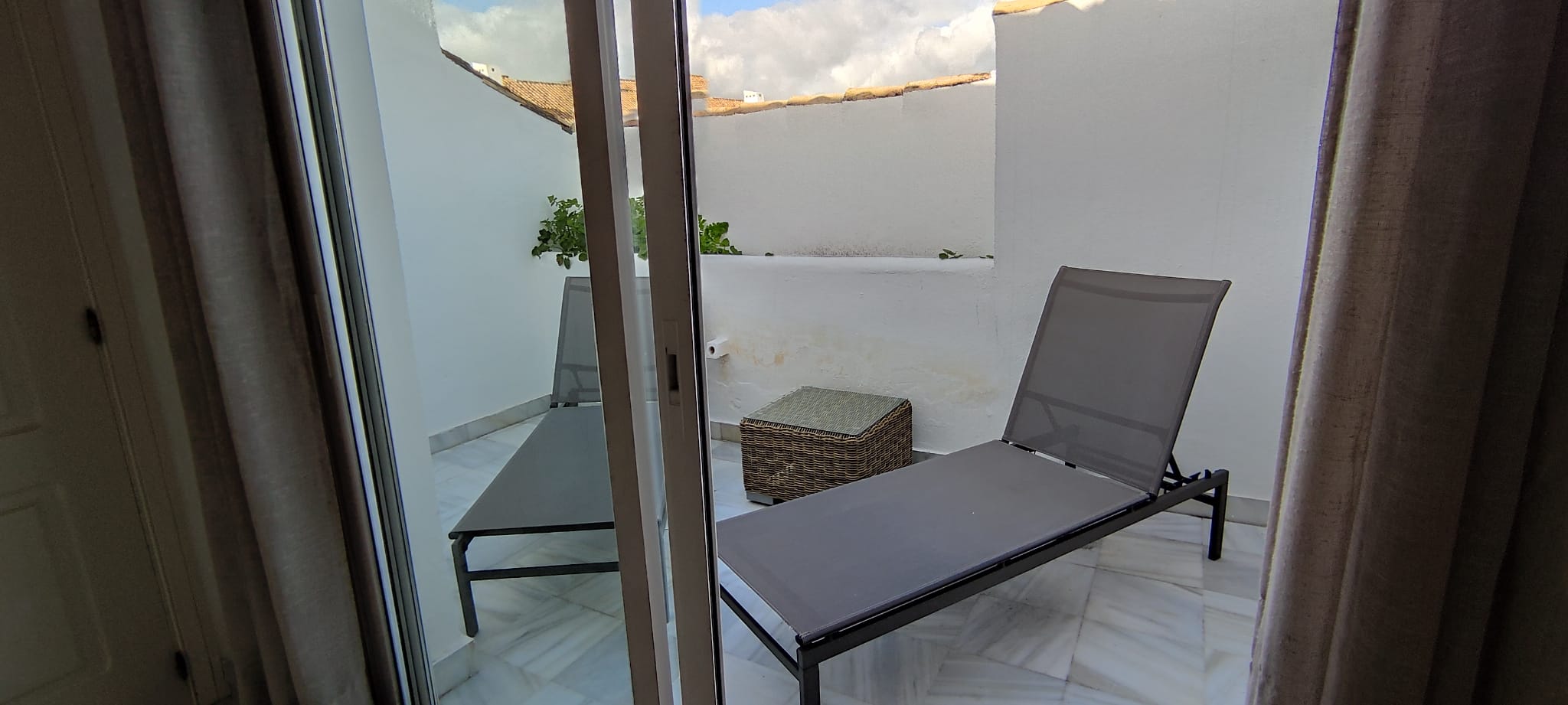 Se alquila este atico duplex a un paseo de la playa de guadalmina