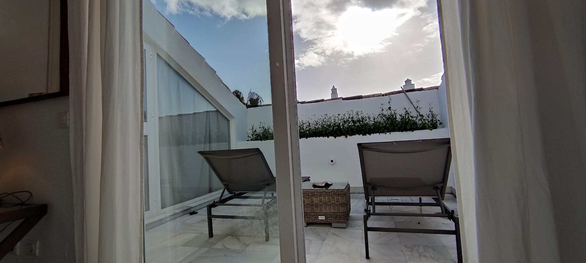 Se alquila este atico duplex a un paseo de la playa de guadalmina
