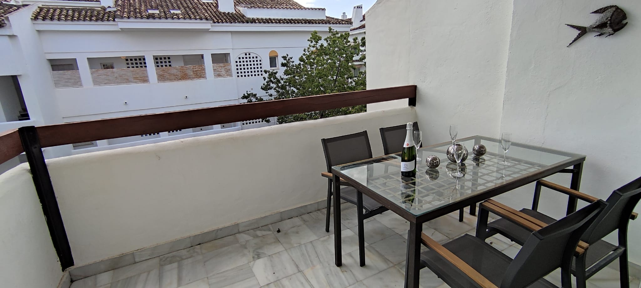 Se alquila este atico duplex a un paseo de la playa de guadalmina