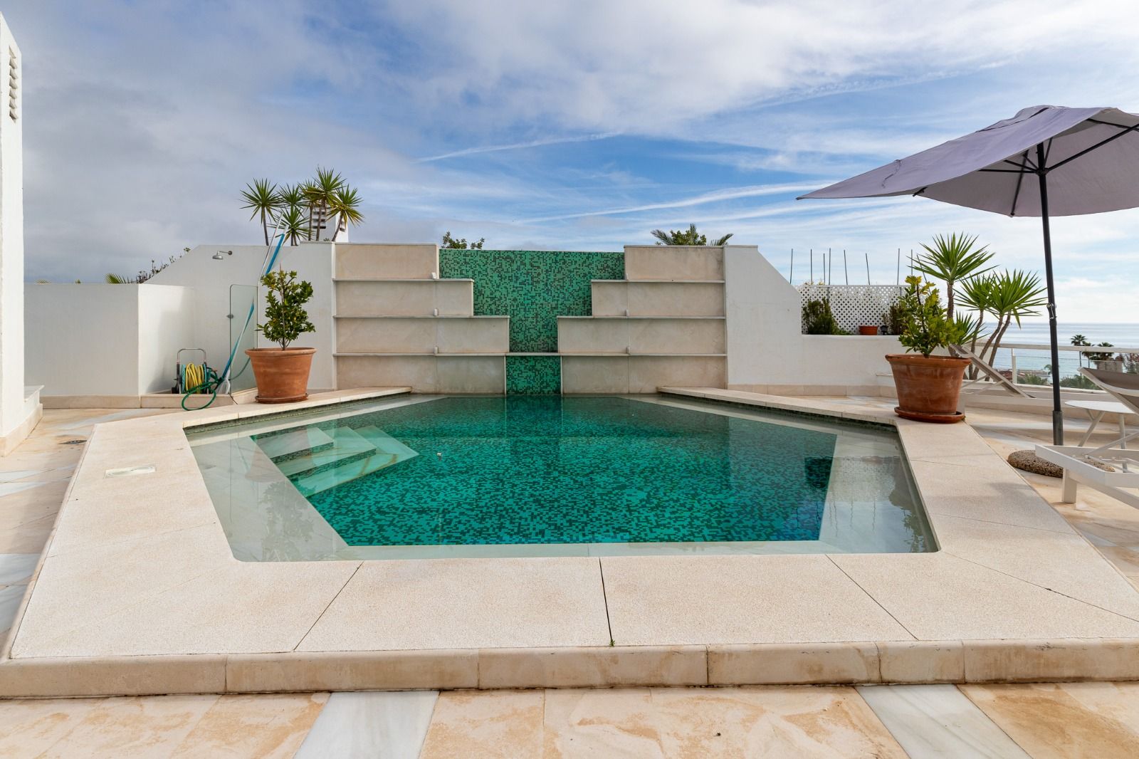 Exclusivo ático a la venta con las mejores vistas al mar en primera linea de playa!