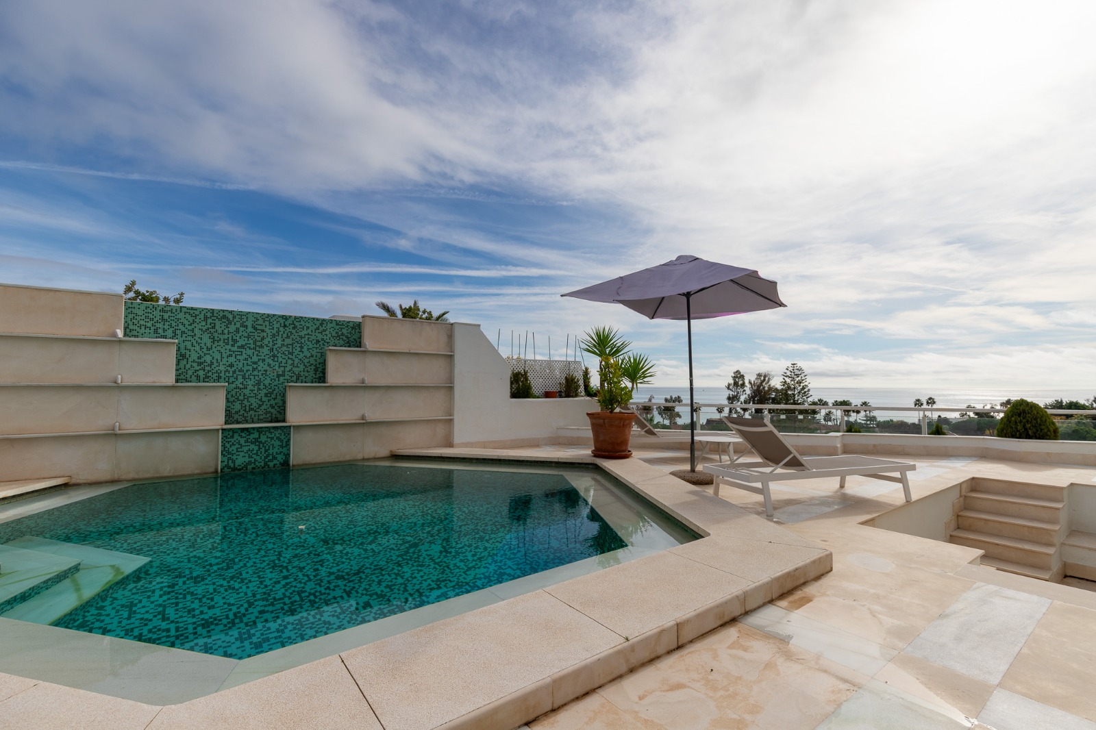 Exclusivo ático a la venta con las mejores vistas al mar en primera linea de playa!