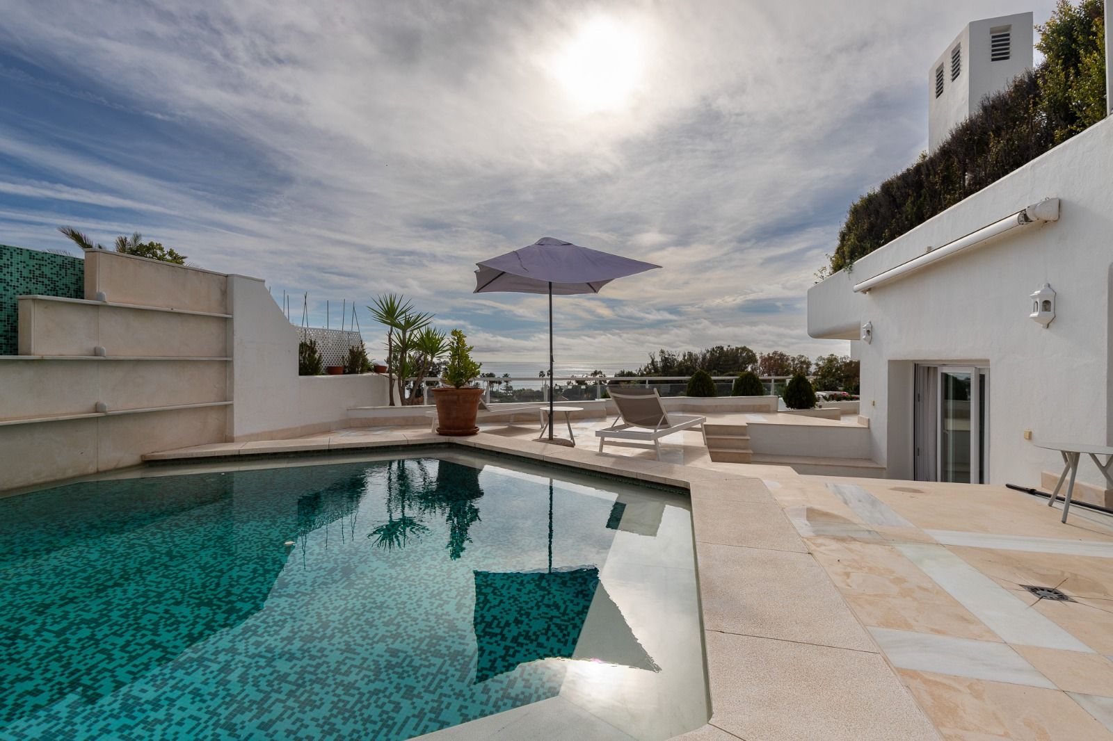 Exclusivo ático a la venta con las mejores vistas al mar en primera linea de playa!
