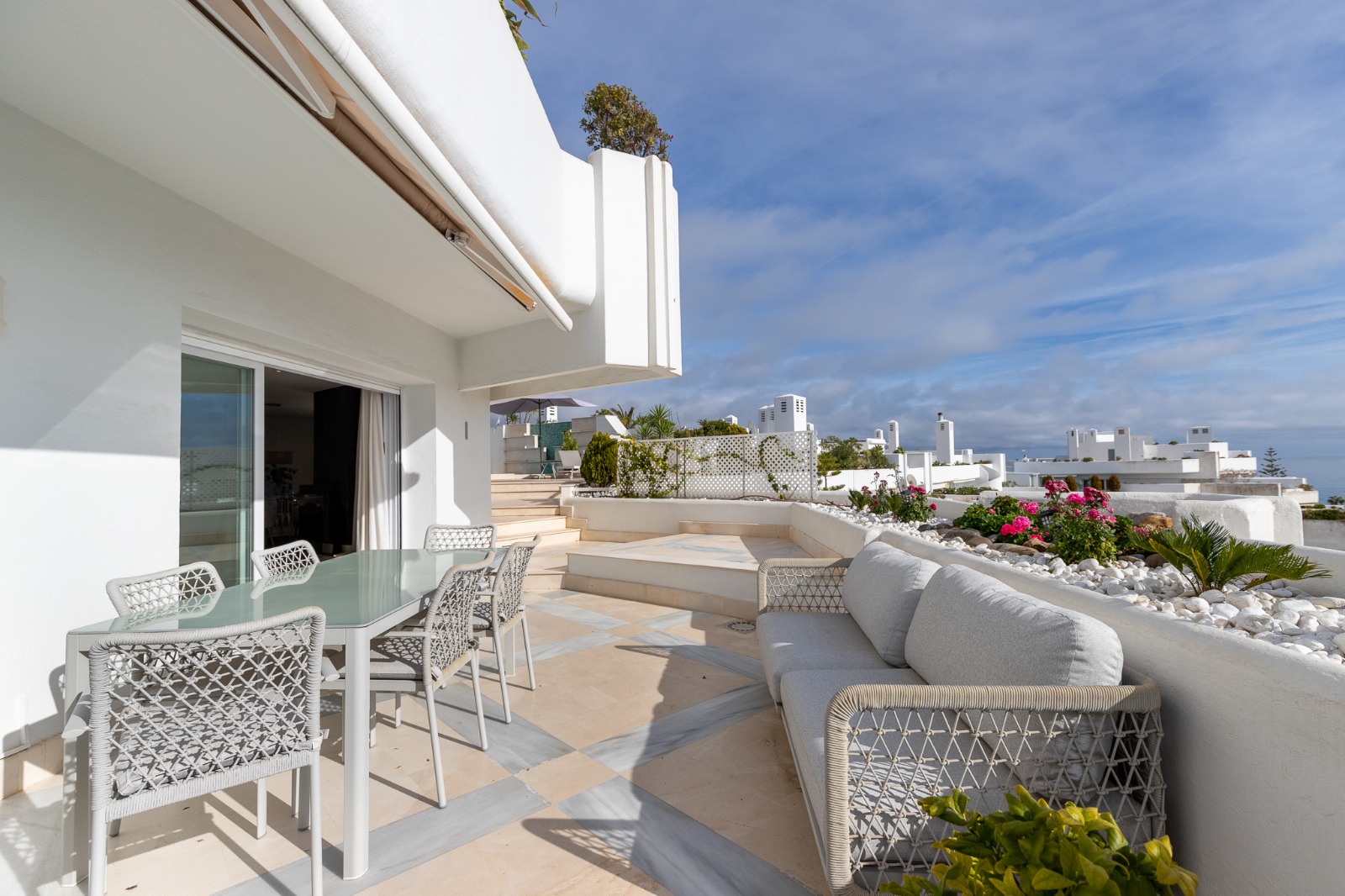 Exclusivo ático a la venta con las mejores vistas al mar en primera linea de playa!