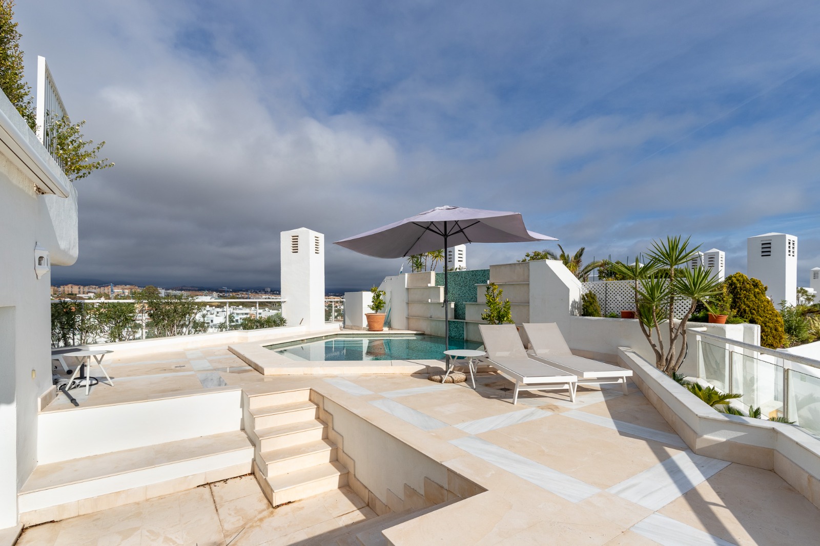 Exclusivo ático a la venta con las mejores vistas al mar en primera linea de playa!