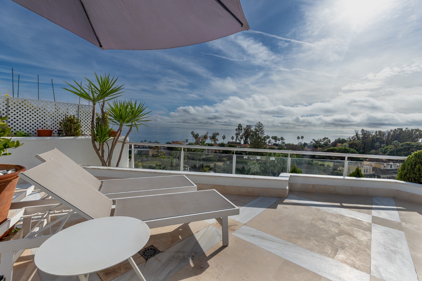 Exclusivo ático a la venta con las mejores vistas al mar en primera linea de playa!