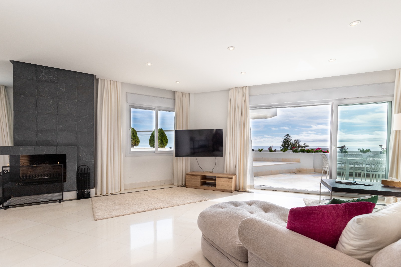 Exclusivo ático a la venta con las mejores vistas al mar en primera linea de playa!