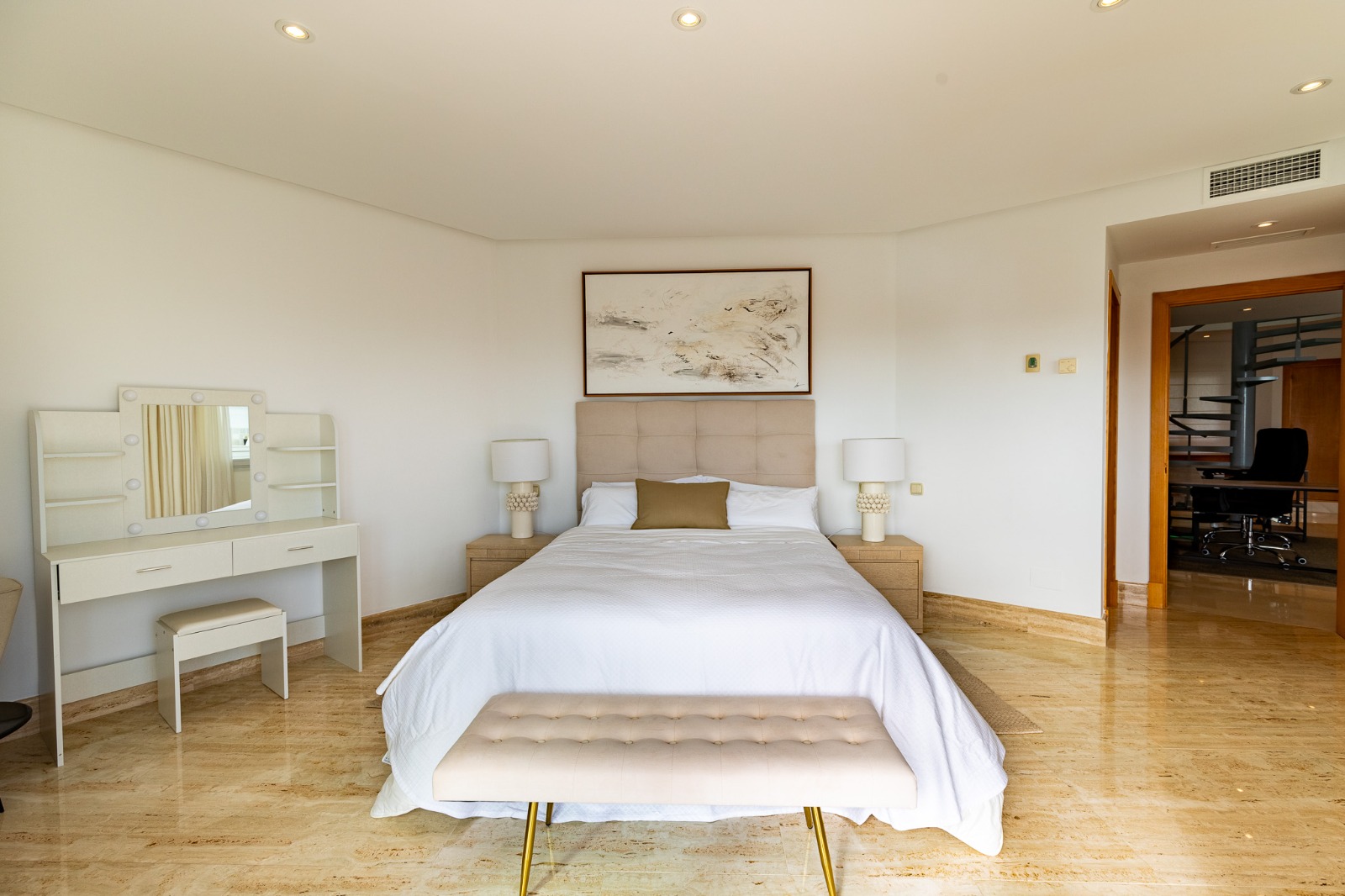 Exclusivo ático a la venta con las mejores vistas al mar en primera linea de playa!