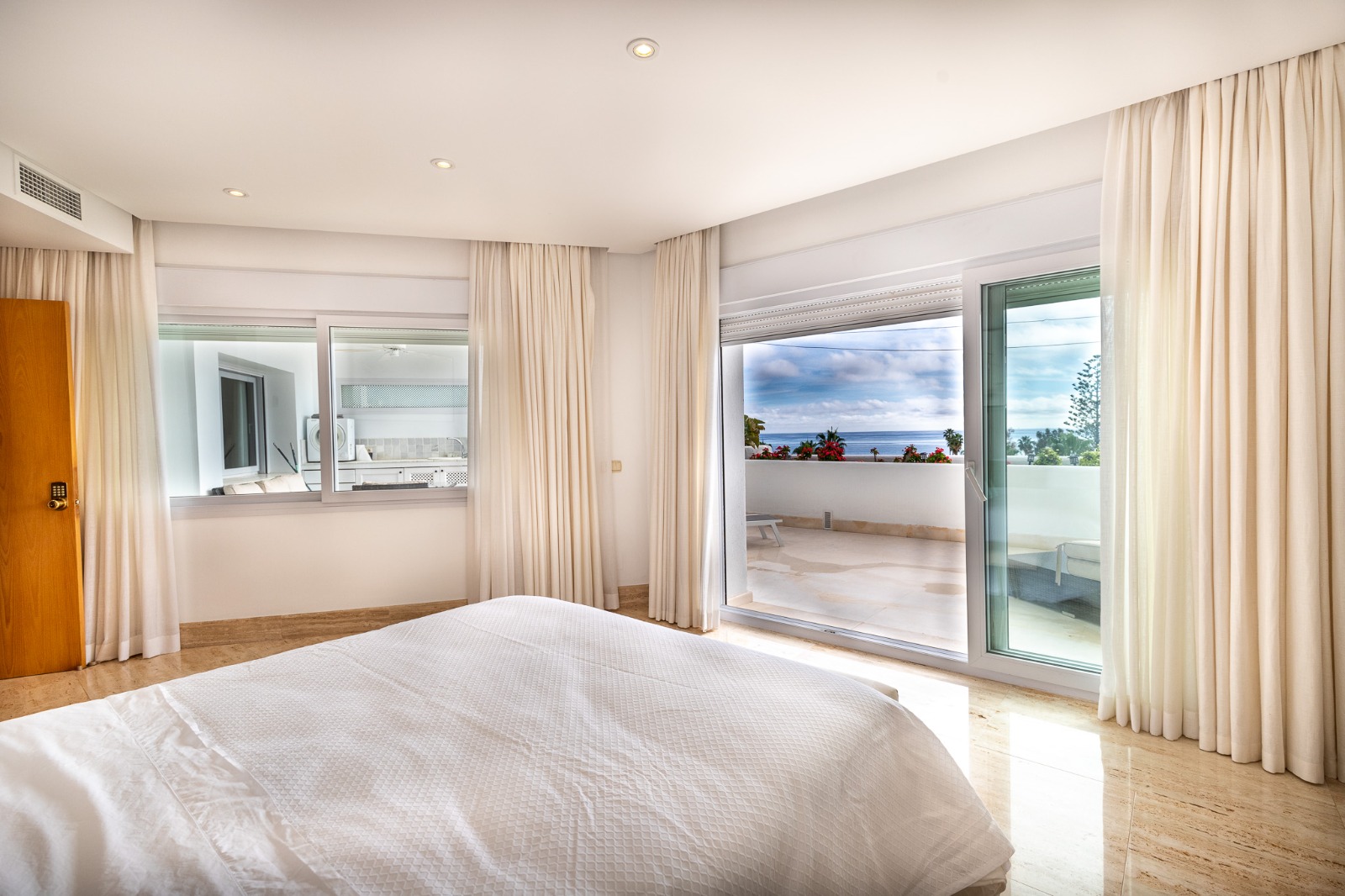 Exclusivo ático a la venta con las mejores vistas al mar en primera linea de playa!