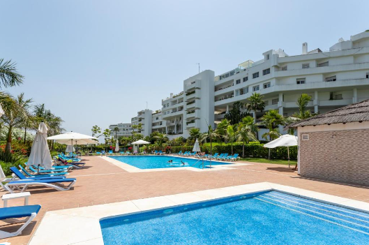 El mejor atico duplex con piscina privada en primera linea de playa en guadalmina baja
