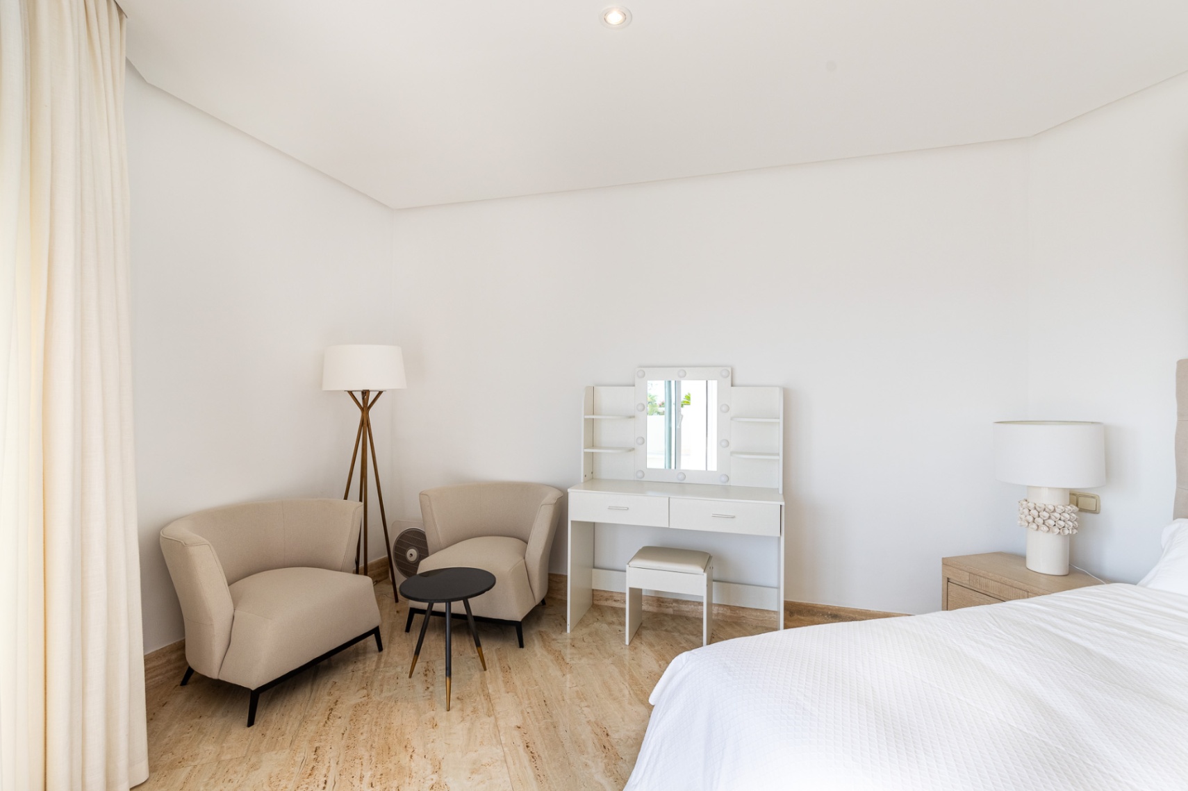 El mejor atico duplex con piscina privada en primera linea de playa en guadalmina baja