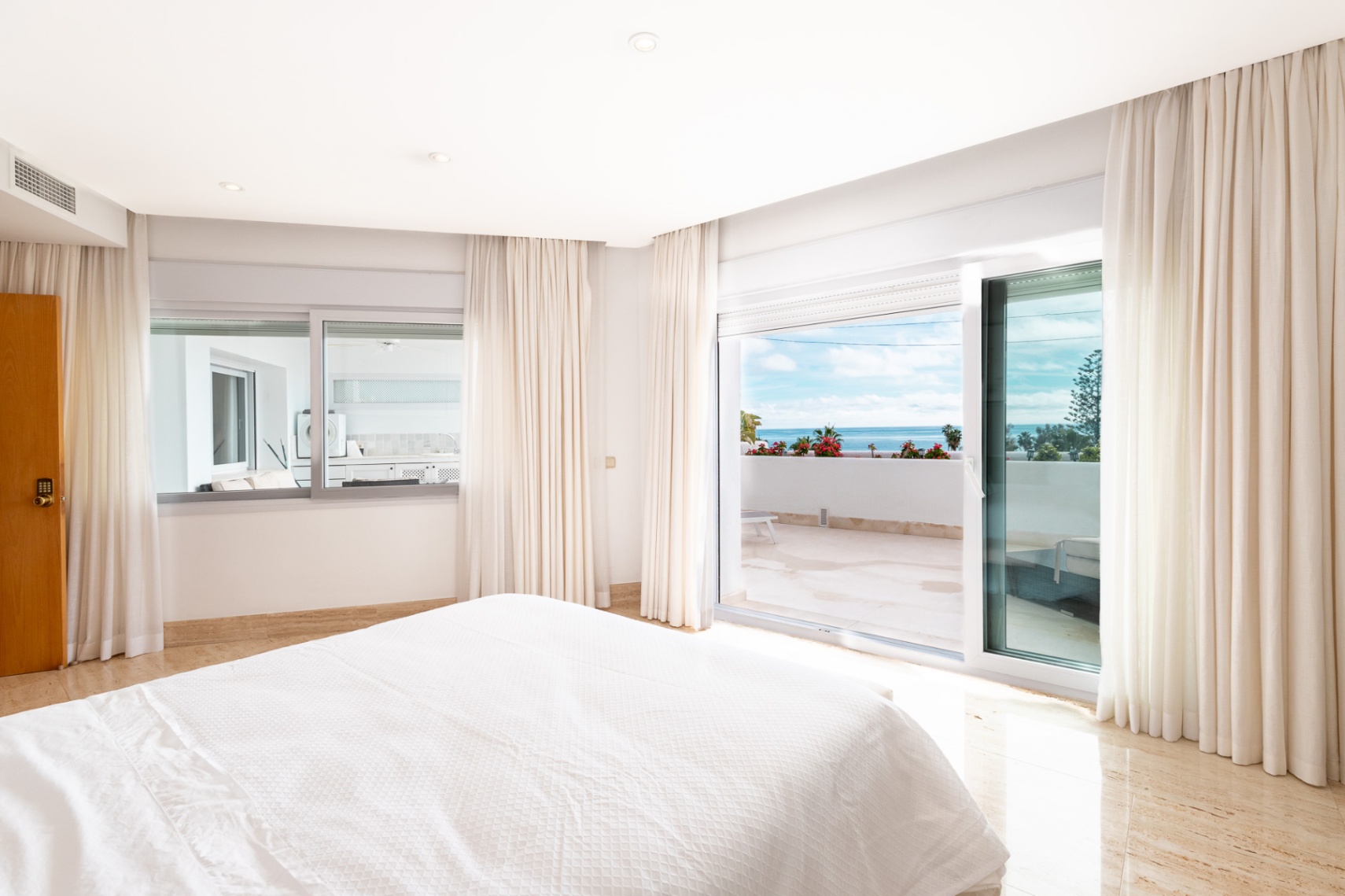 El mejor atico duplex con piscina privada en primera linea de playa en guadalmina baja