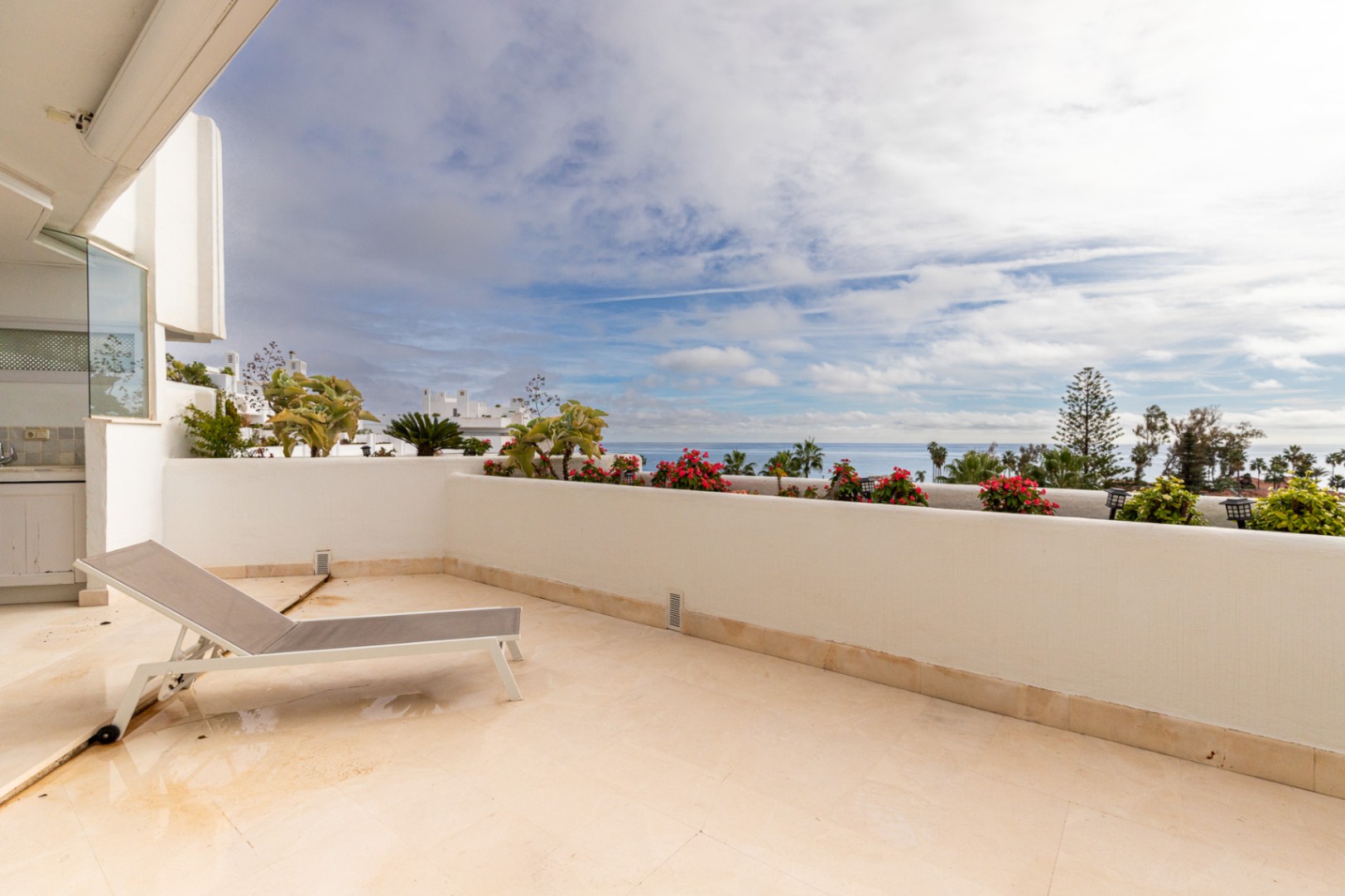 El mejor atico duplex con piscina privada en primera linea de playa en guadalmina baja