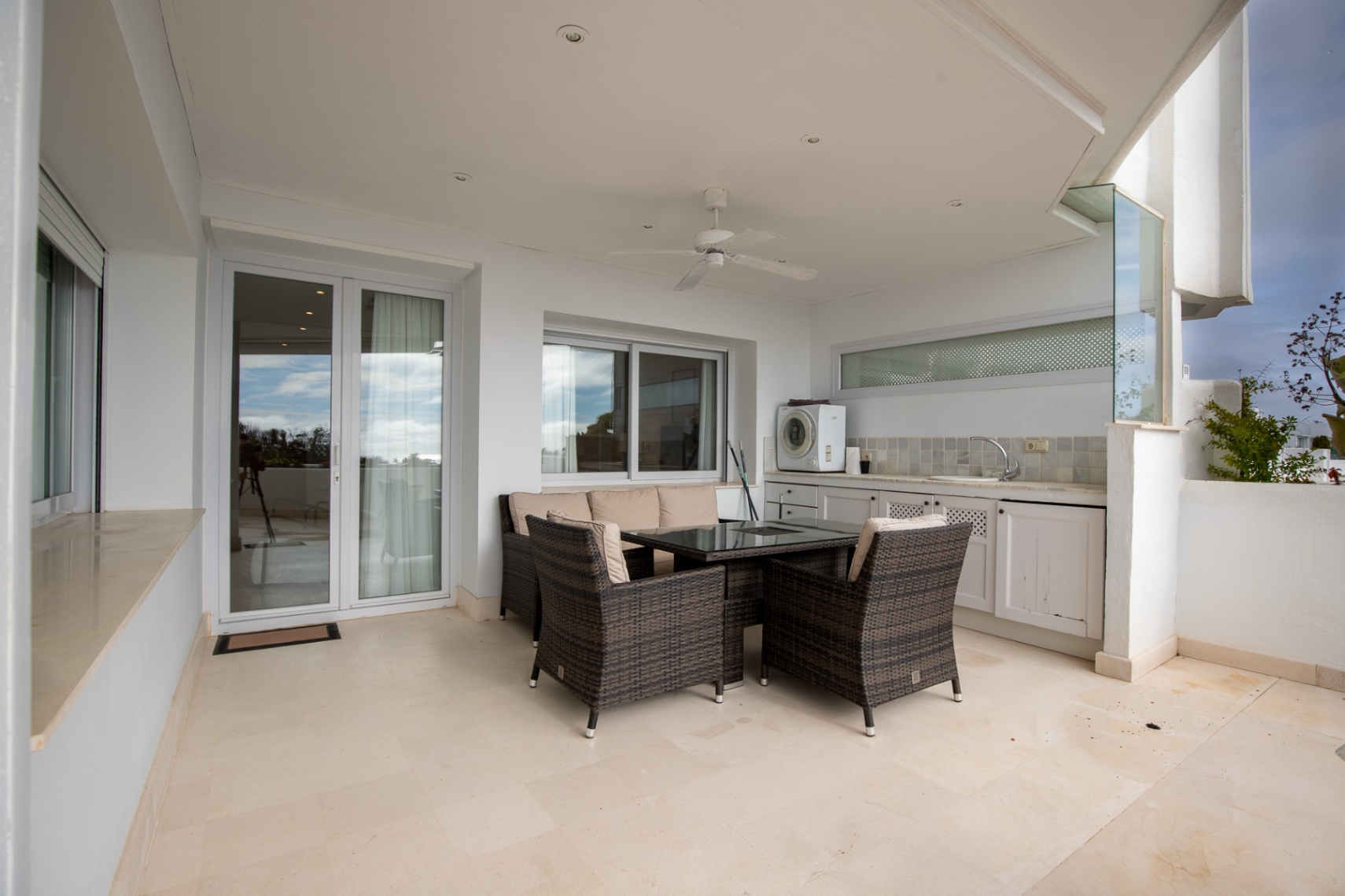 El mejor atico duplex con piscina privada en primera linea de playa en guadalmina baja