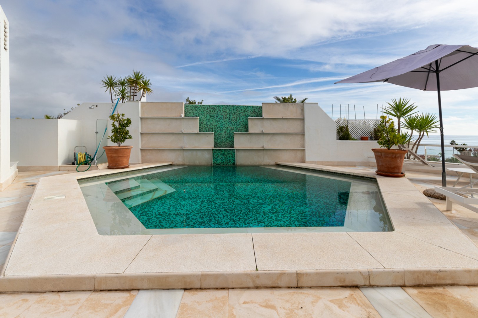 El mejor atico duplex con piscina privada en primera linea de playa en guadalmina baja