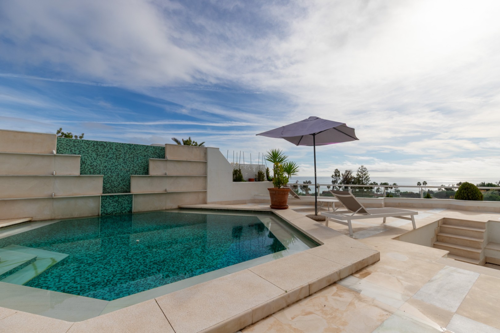 El mejor atico duplex con piscina privada en primera linea de playa en guadalmina baja