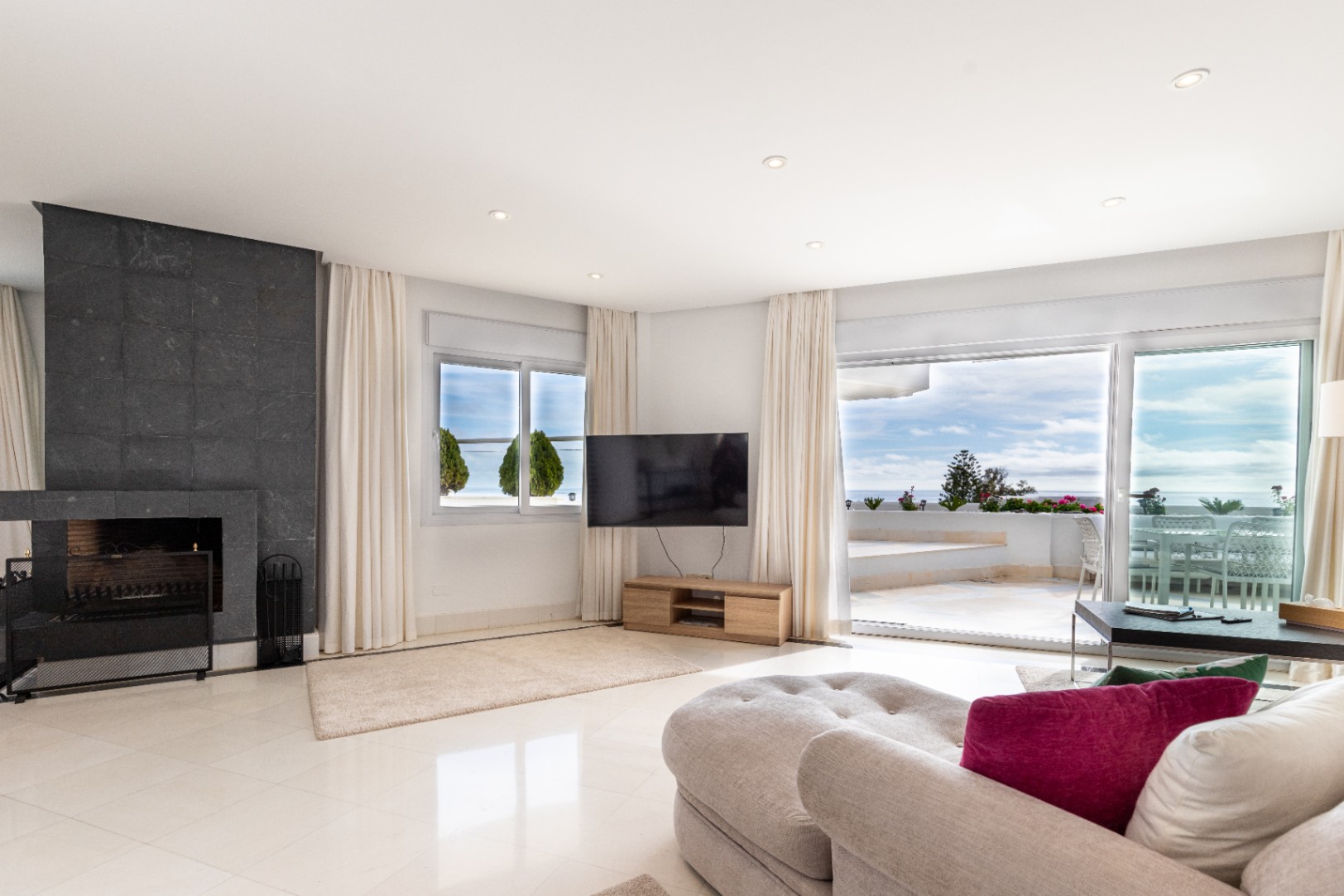 El mejor atico duplex con piscina privada en primera linea de playa en guadalmina baja