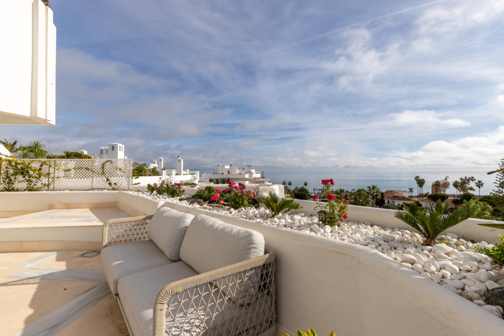 El mejor atico duplex con piscina privada en primera linea de playa en guadalmina baja