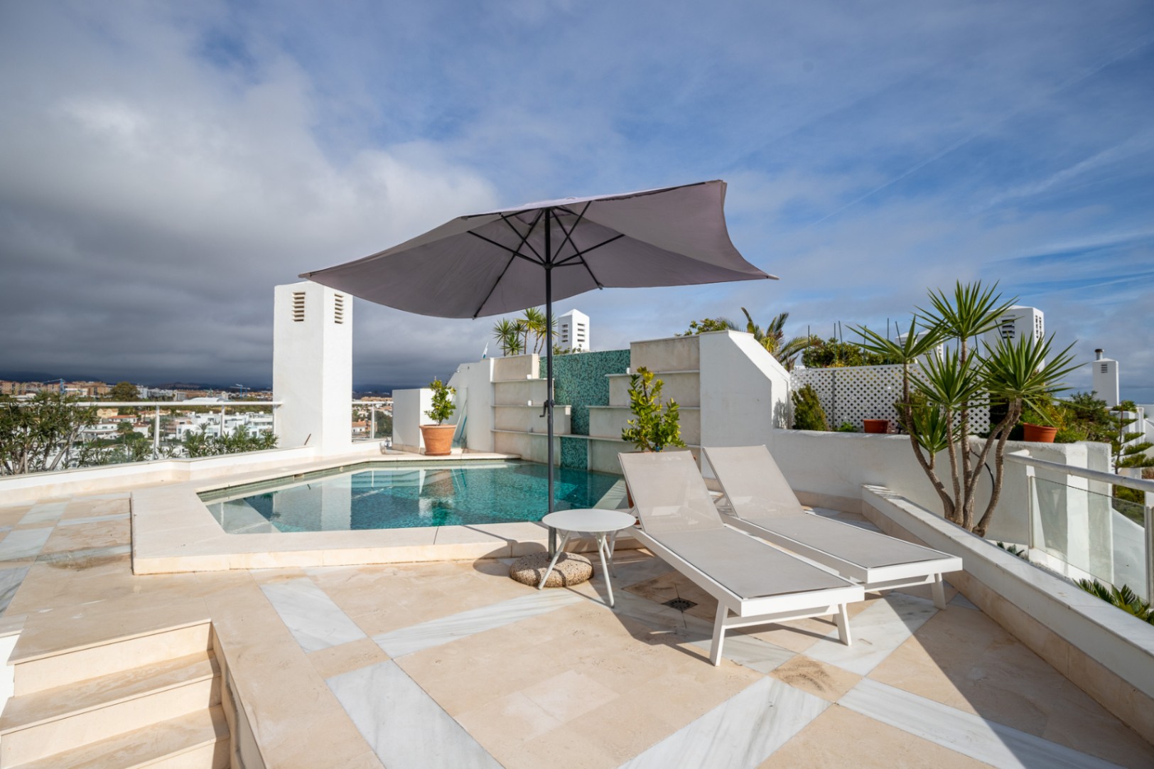 El mejor atico duplex con piscina privada en primera linea de playa en guadalmina baja