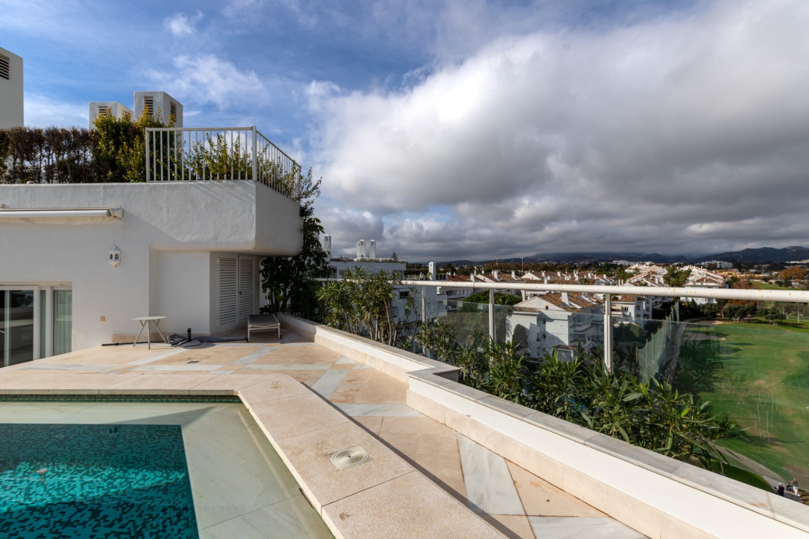 El mejor atico duplex con piscina privada en primera linea de playa en guadalmina baja