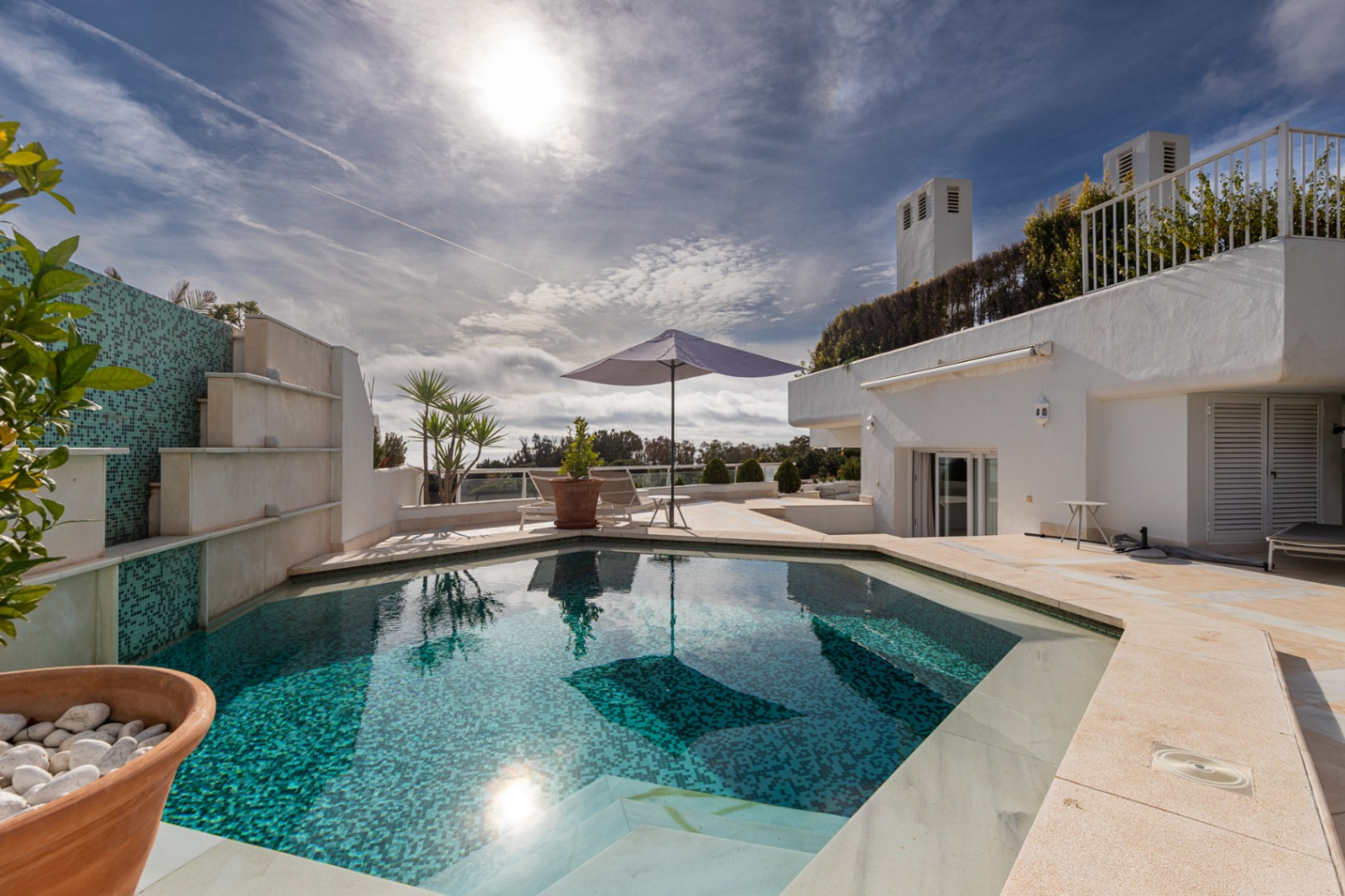El mejor atico duplex con piscina privada en primera linea de playa en guadalmina baja