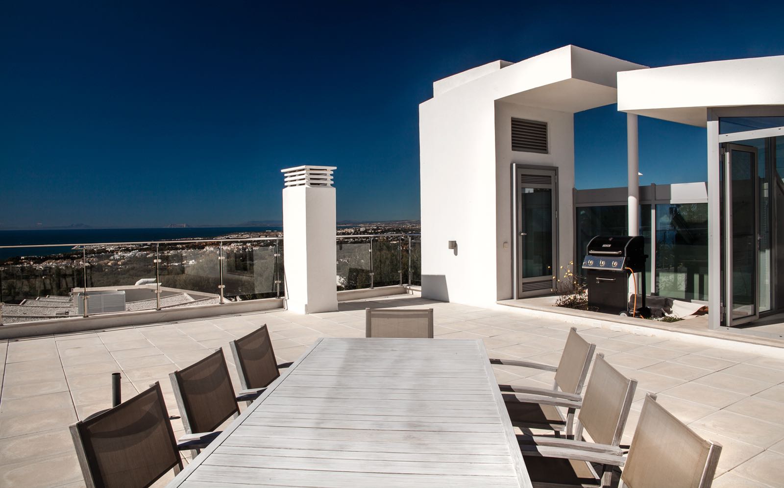 Moderna y exclusiva casa en alquiler en Sierra Blanca con vistas al mar y doble seguridad