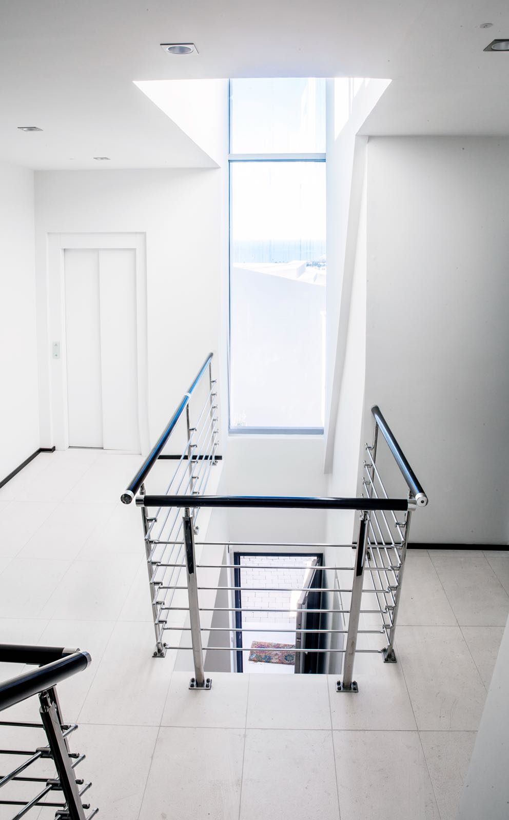 Moderna y exclusiva casa en alquiler en Sierra Blanca con vistas al mar y doble seguridad