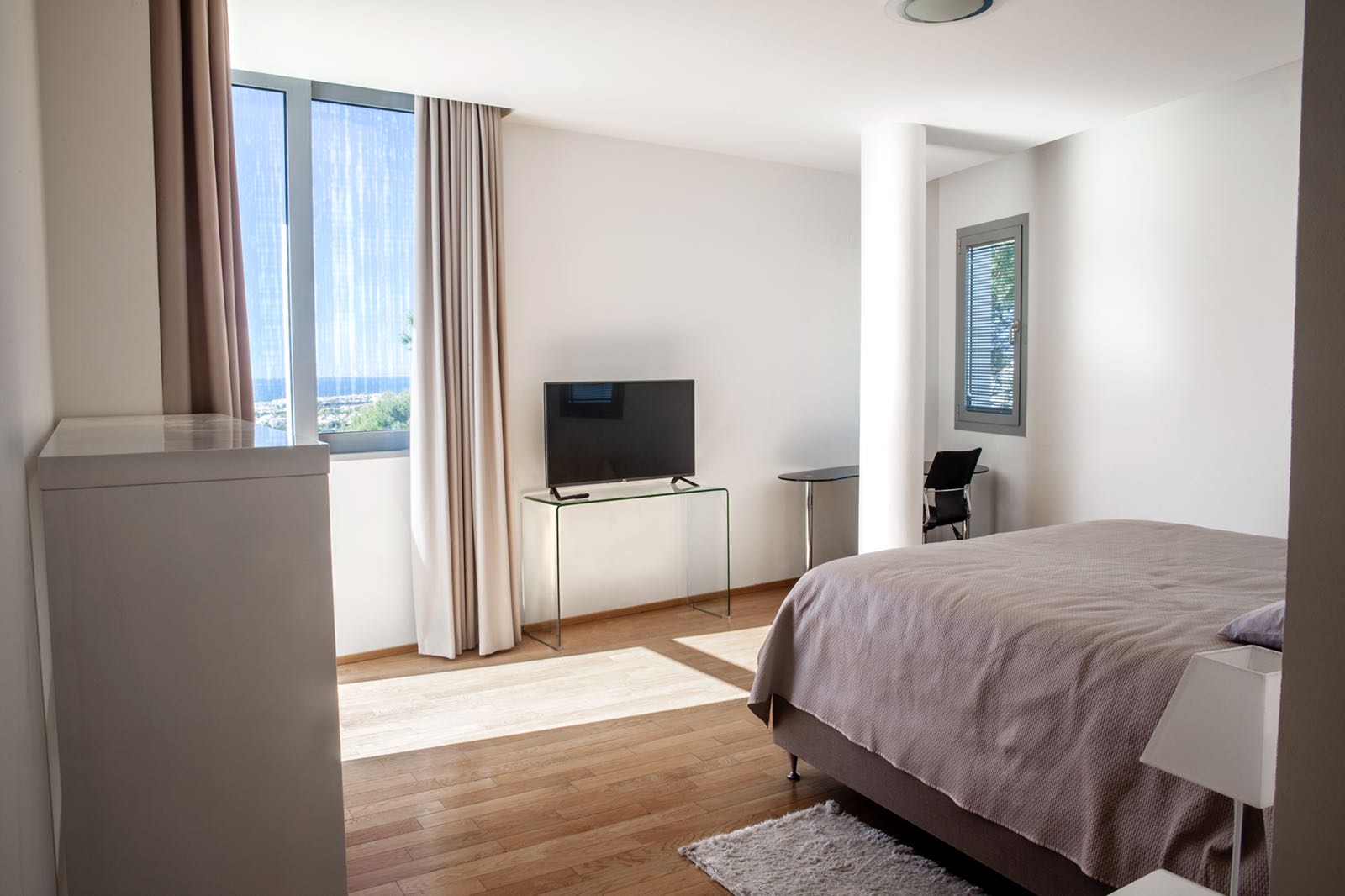 Moderna y exclusiva casa en alquiler en Sierra Blanca con vistas al mar y doble seguridad