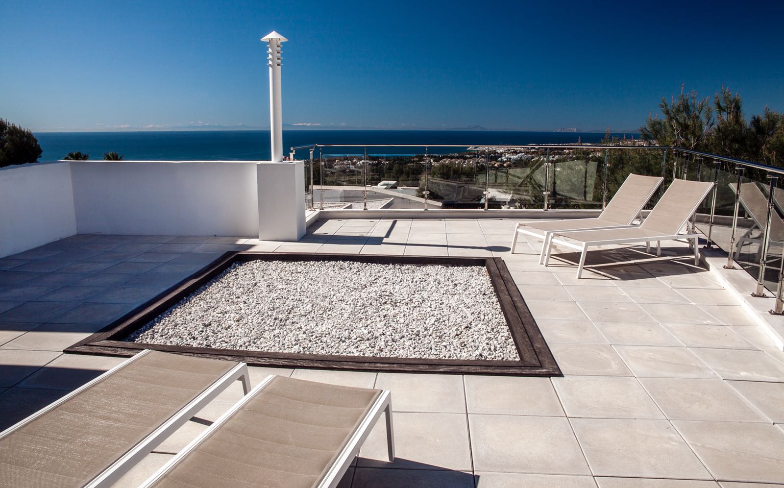 Moderna y exclusiva casa en alquiler en Sierra Blanca con vistas al mar y doble seguridad
