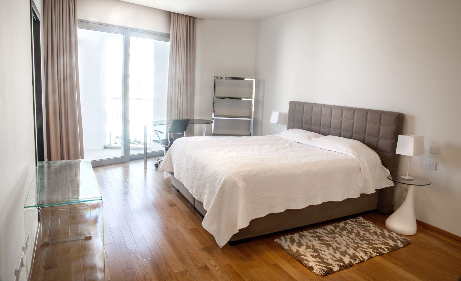 Moderna y exclusiva casa en alquiler en Sierra Blanca con vistas al mar y doble seguridad